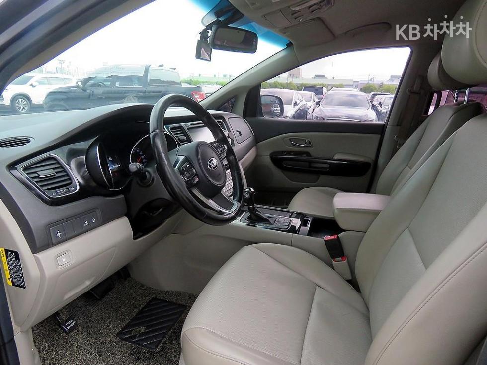 Kia Carnival — miniaturë 7