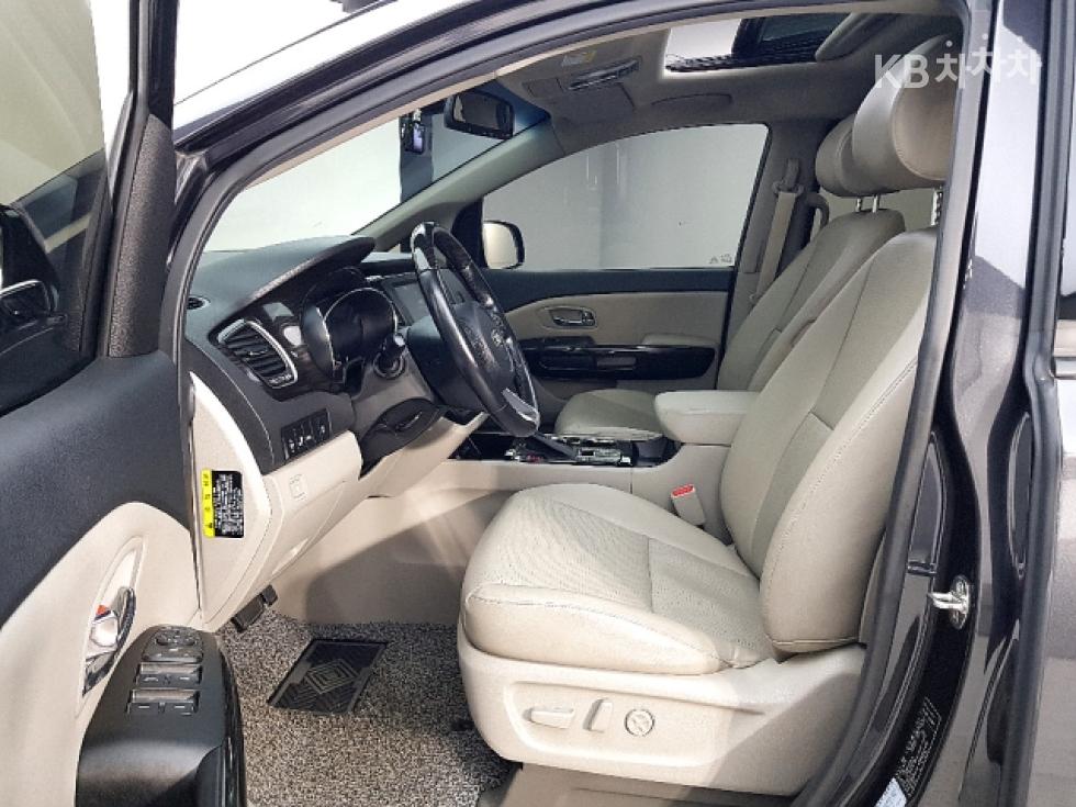 Kia Carnival — miniaturë 8