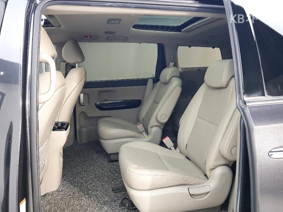 Kia Carnival — miniaturë 9