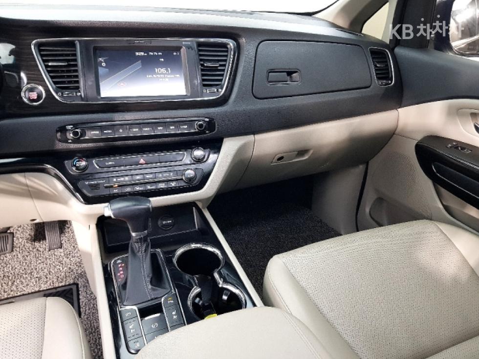 Kia Carnival — miniaturë 10