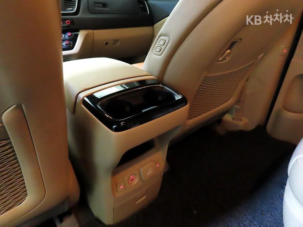 Kia Carnival — miniaturë 15