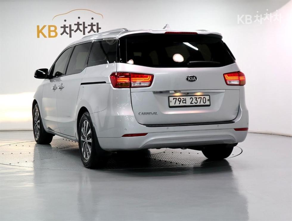 Kia Carnival — miniaturë 4