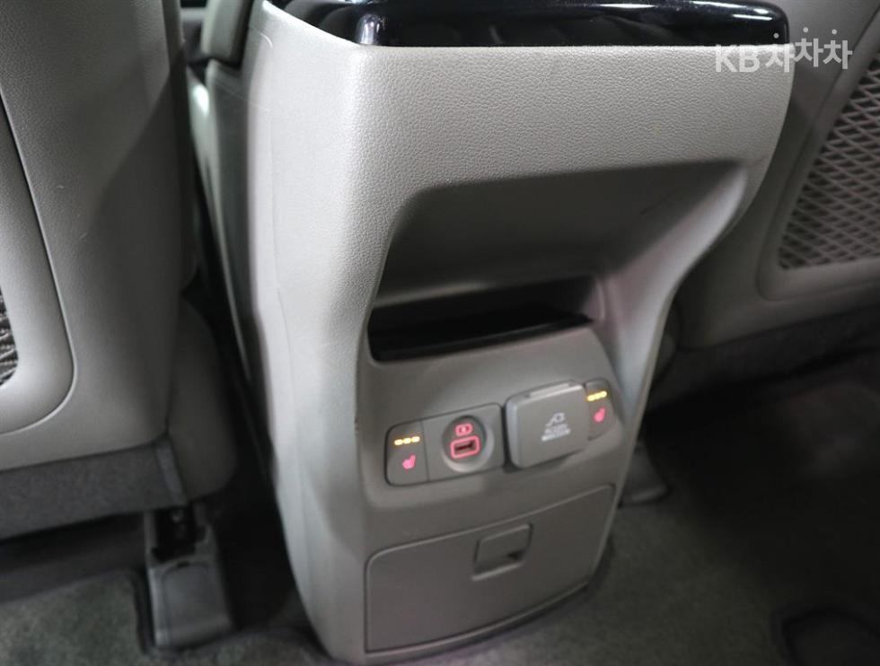 Kia Carnival — miniaturë 16