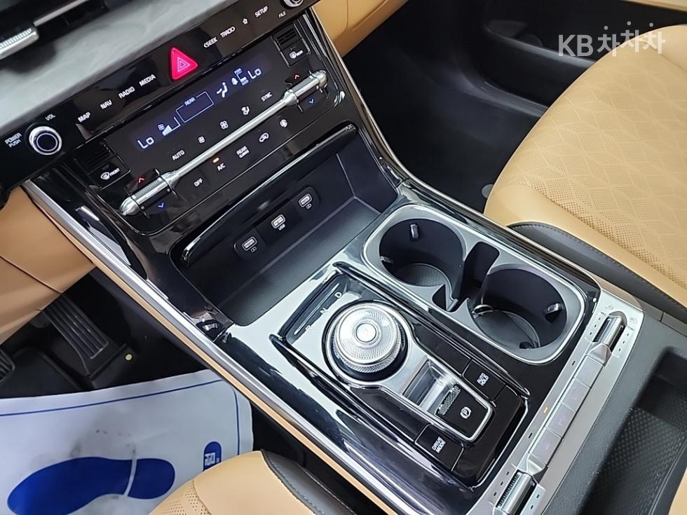 2023 Kia 4 photo