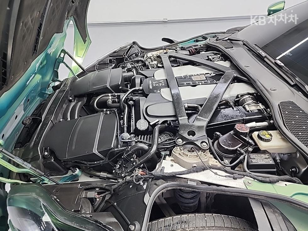 2021 Aston Martin DB11 photo