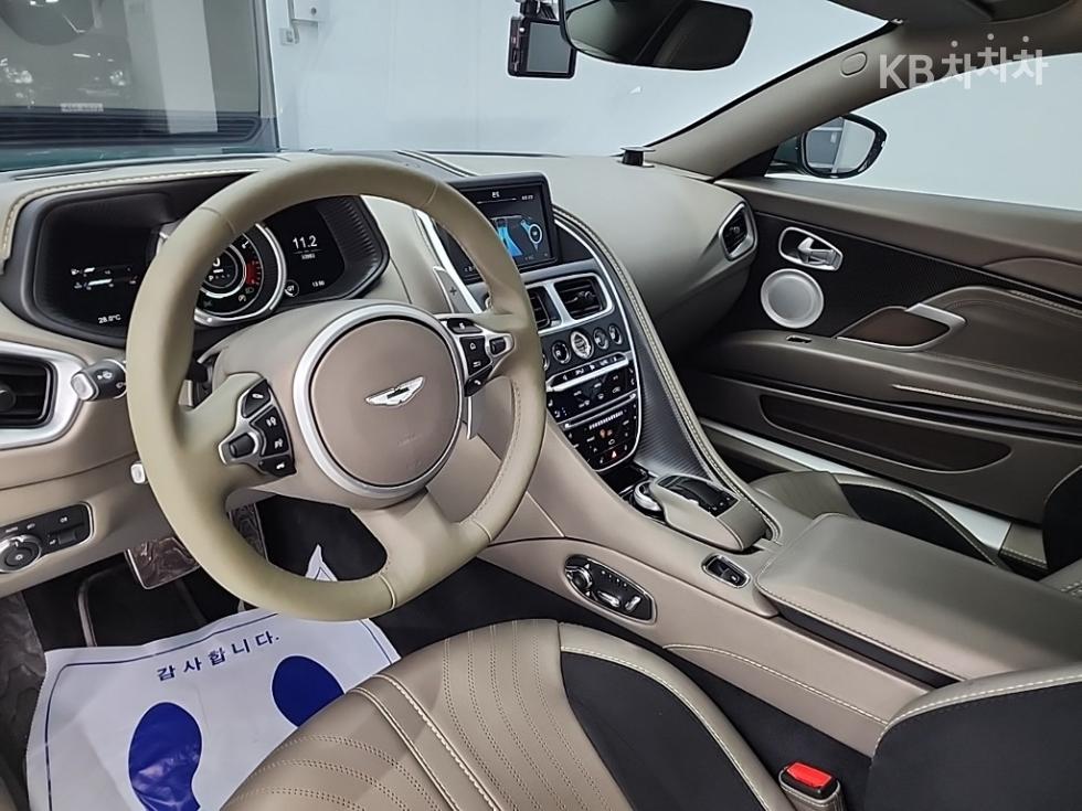 2021 Aston Martin DB11 photo