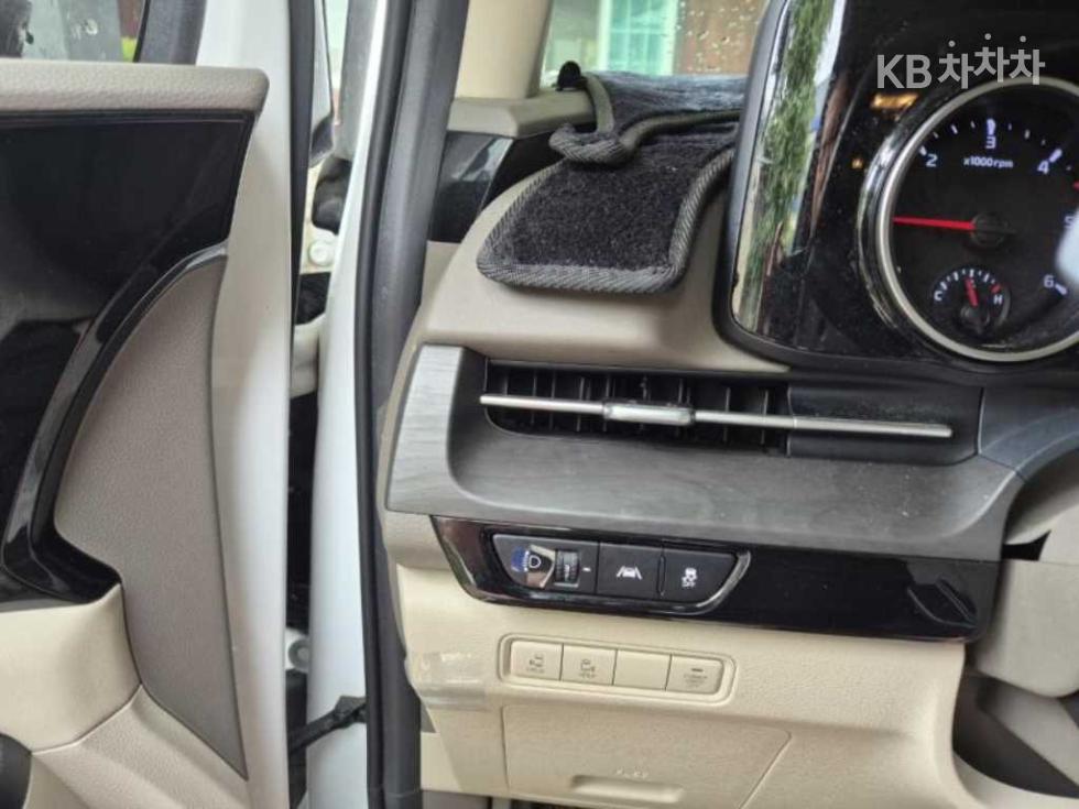 Kia Carnival — miniaturë 7