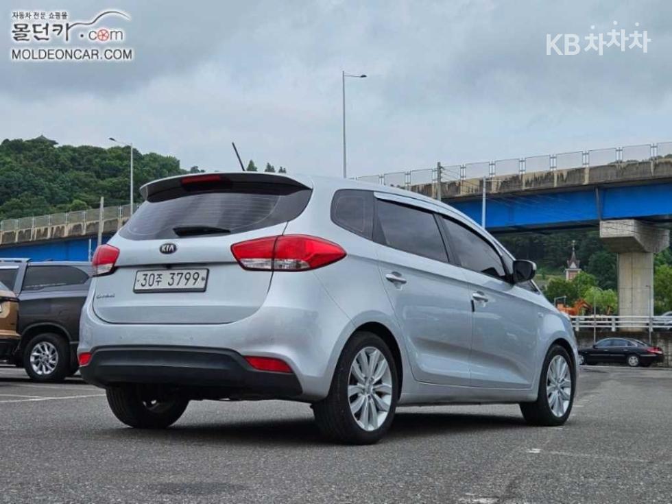 Kia Carens — miniaturë 4