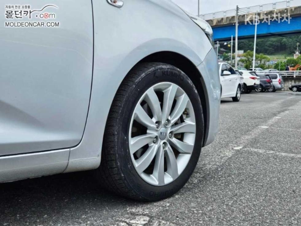 Kia Carens — miniaturë 6