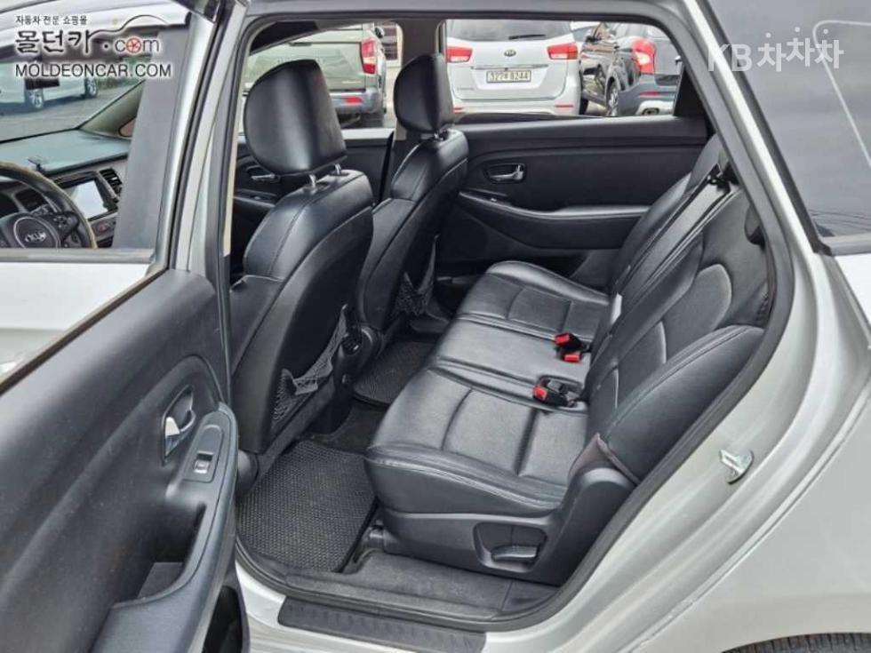 Kia Carens — miniaturë 17