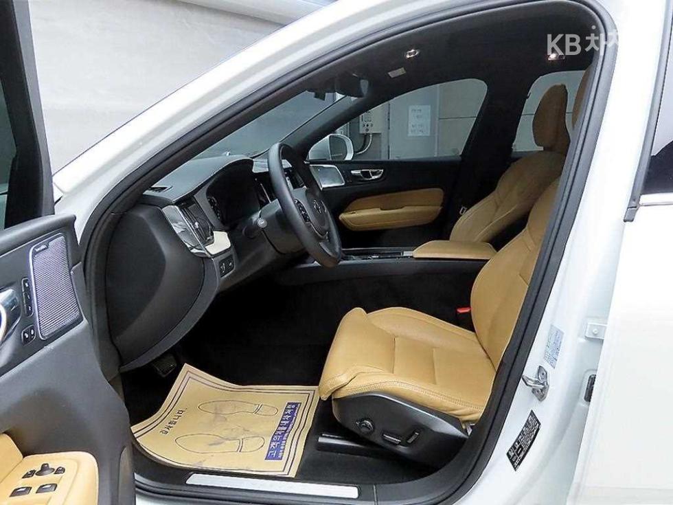 2019 Volvo XC60 photo