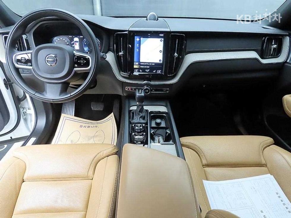 2019 Volvo XC60 photo