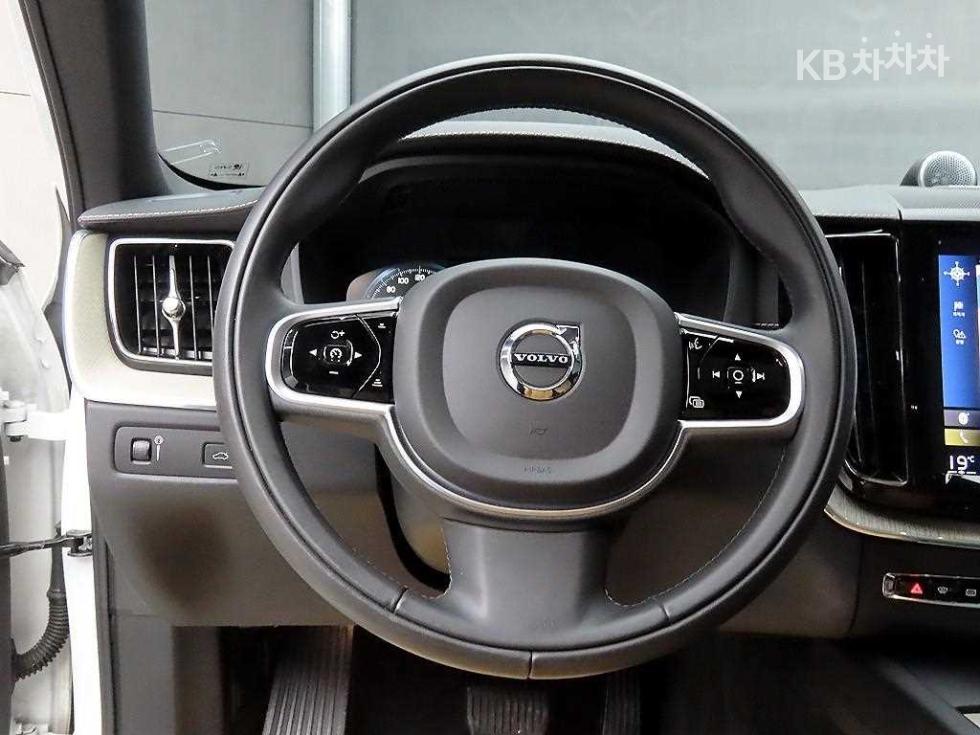 2019 Volvo XC60 photo