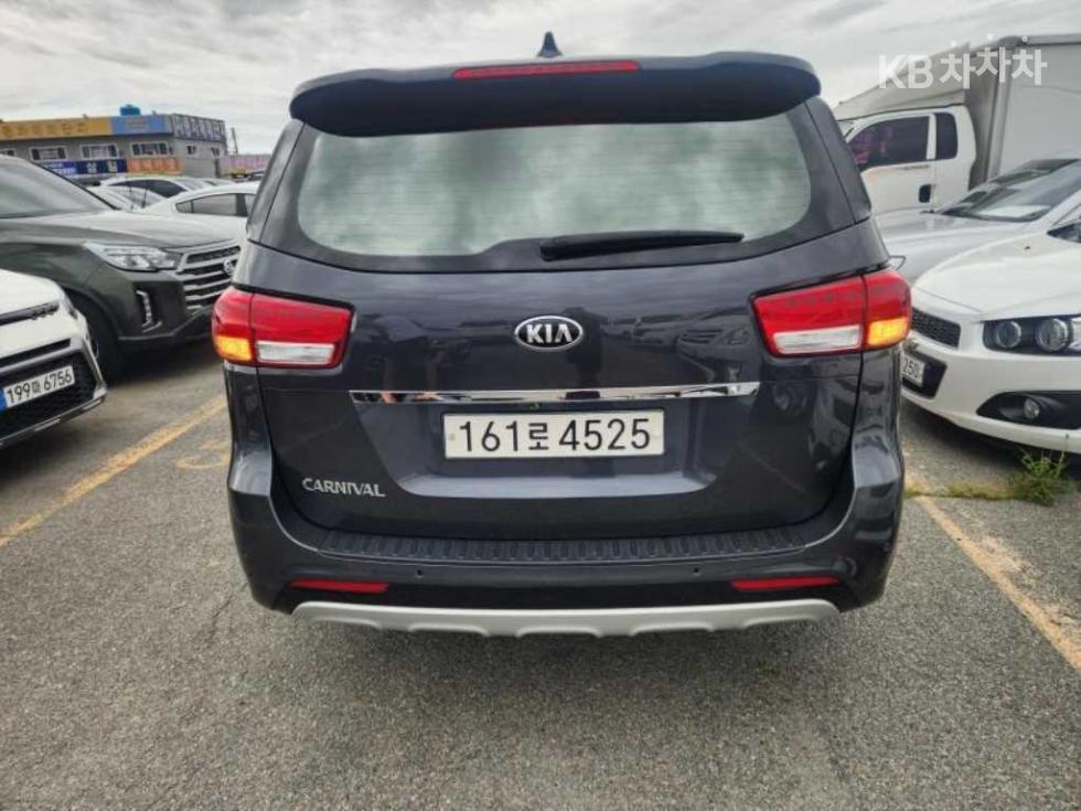 Kia Carnival — miniaturë 4