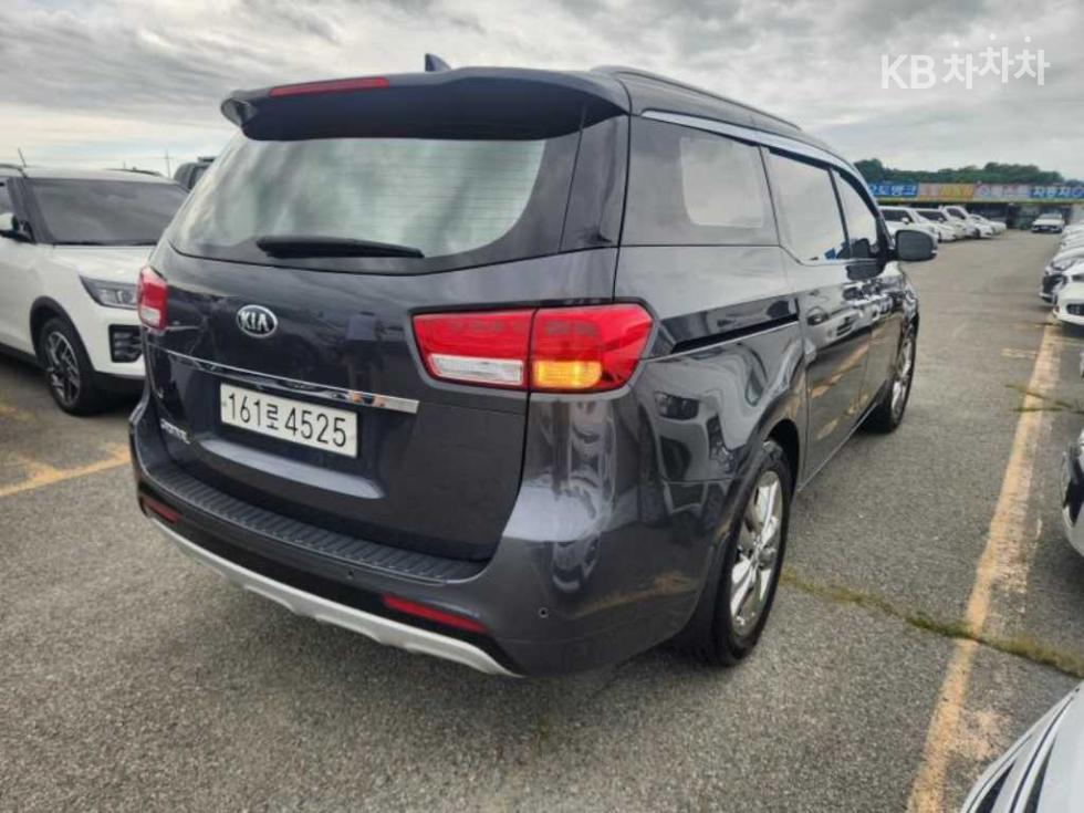 Kia Carnival — miniaturë 5