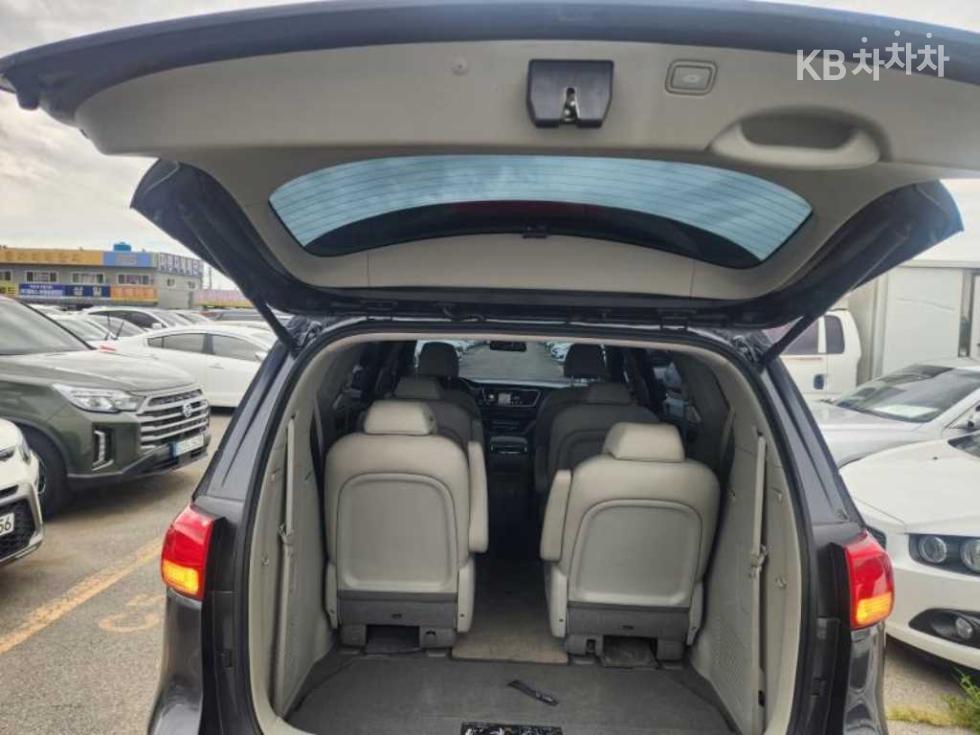 Kia Carnival — miniaturë 7