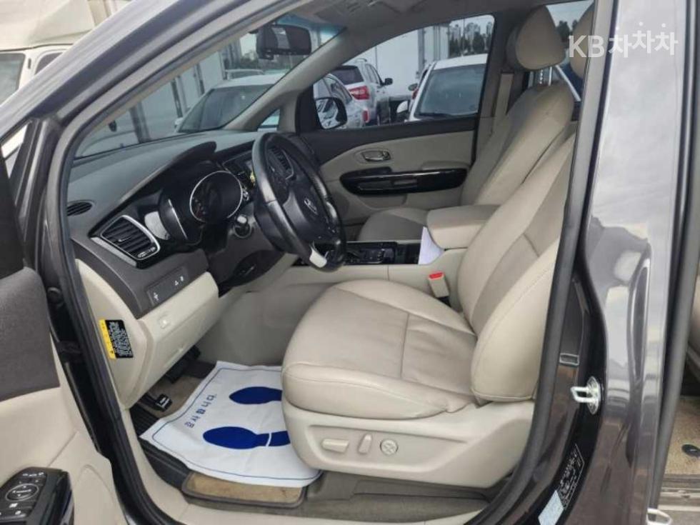 Kia Carnival — miniaturë 9