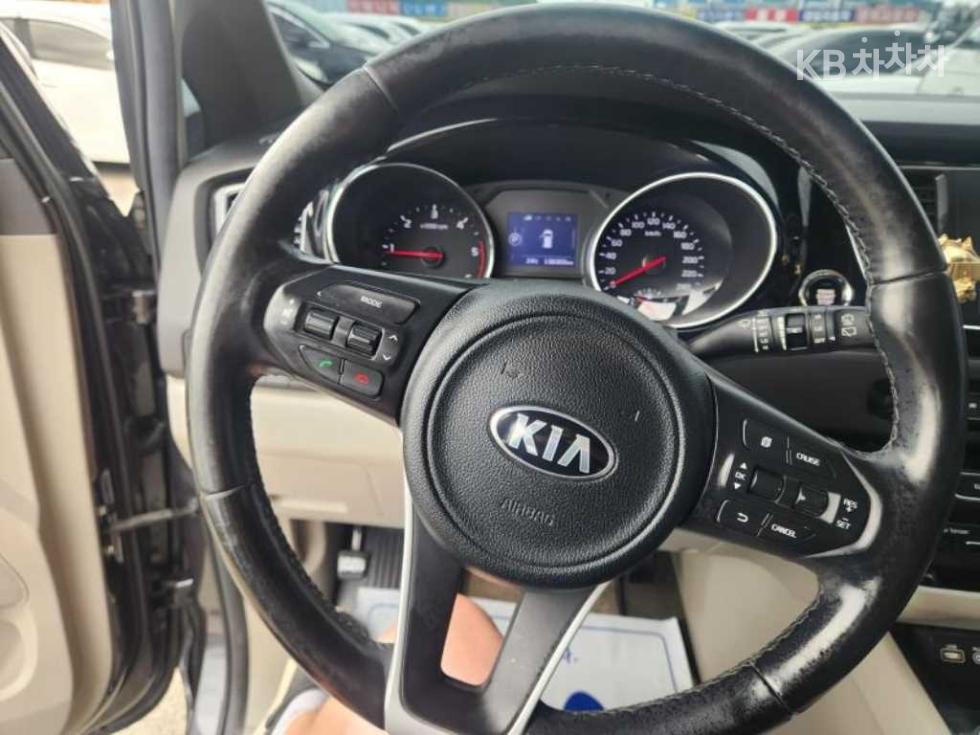 Kia Carnival — miniaturë 10