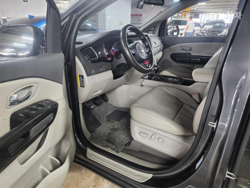 Kia Carnival — miniaturë 6