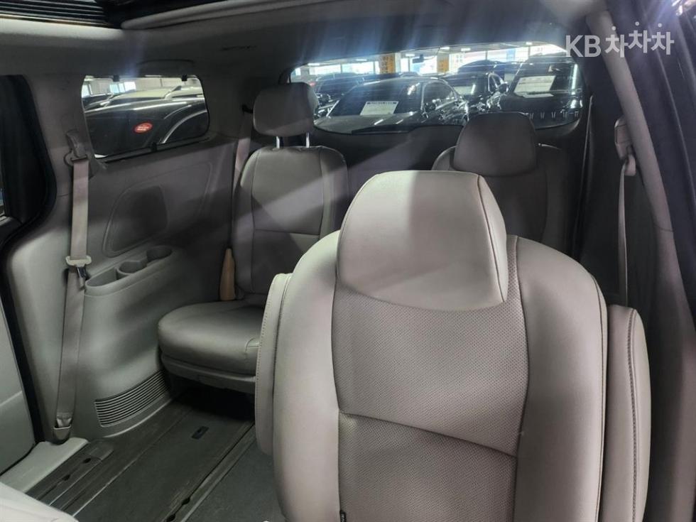 Kia Carnival — miniaturë 10