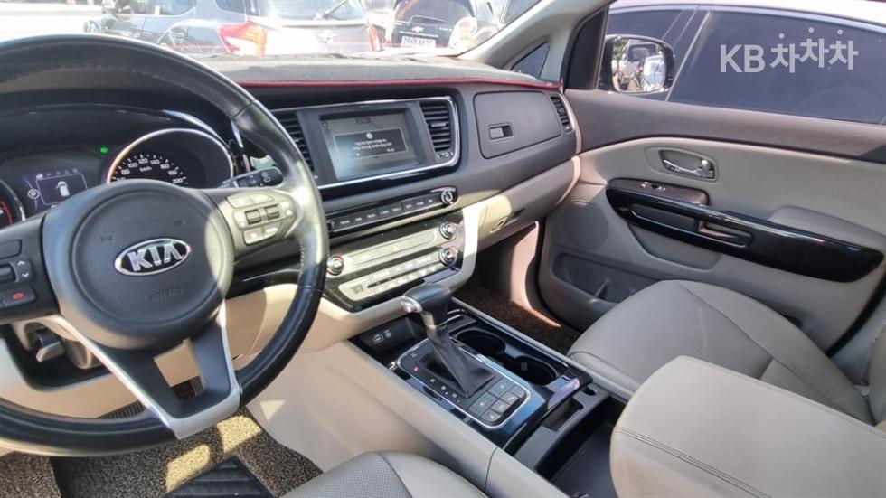 Kia Carnival — miniaturë 4