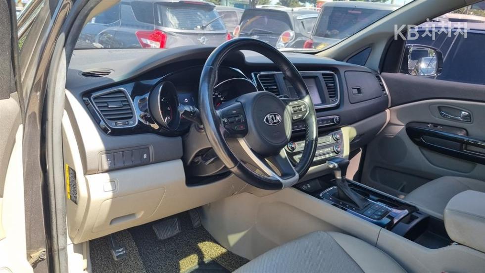 Kia Carnival — miniaturë 8