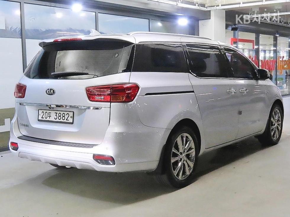 Kia Carnival — miniaturë 4
