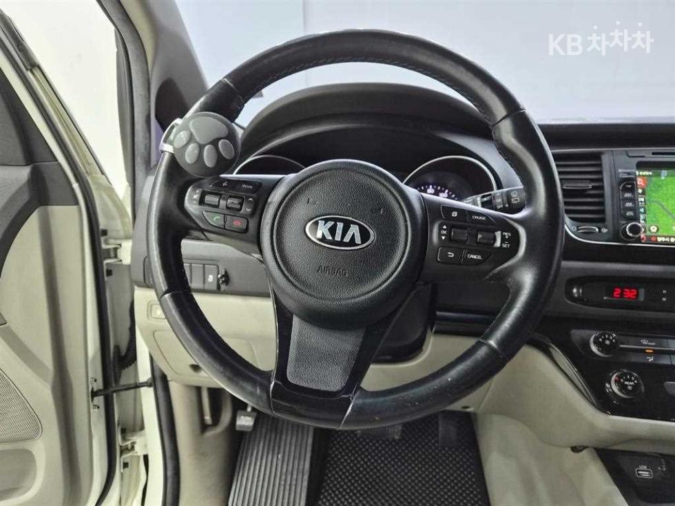 Kia Carnival — miniaturë 9