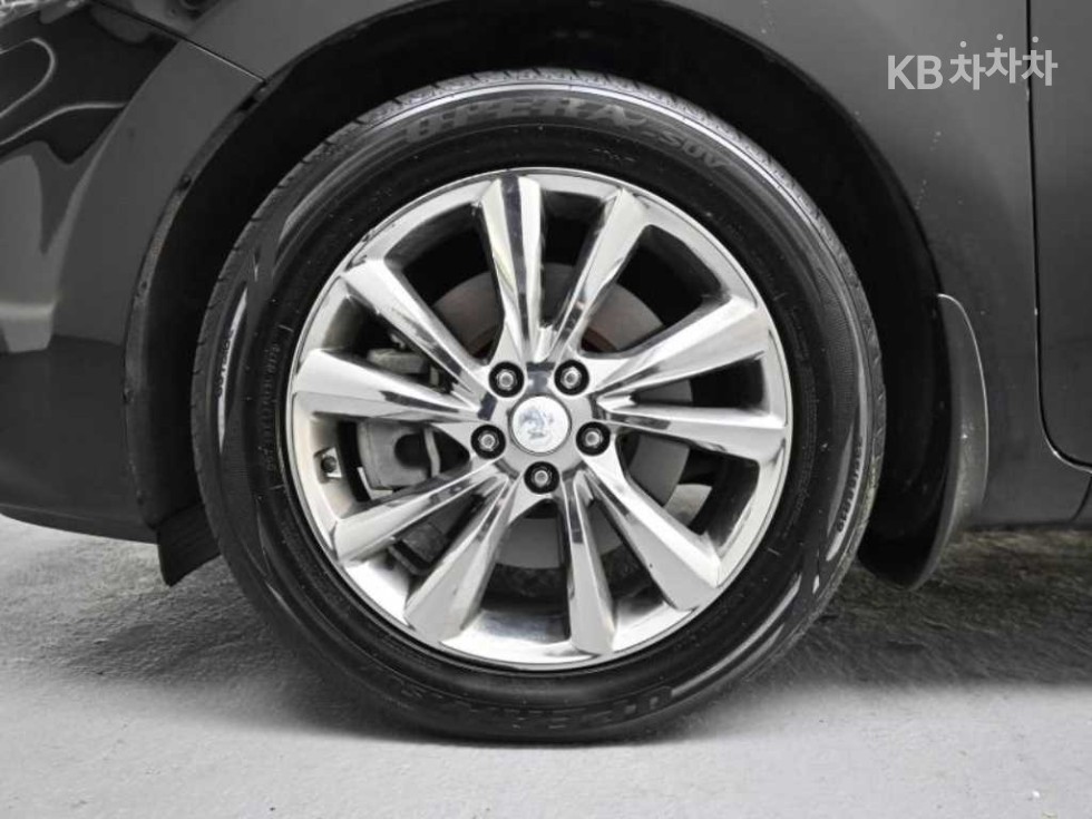 Kia Carnival — miniaturë 5