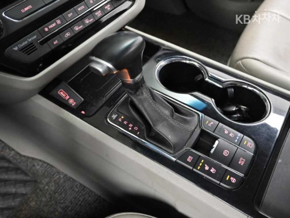 Kia Carnival — miniaturë 9