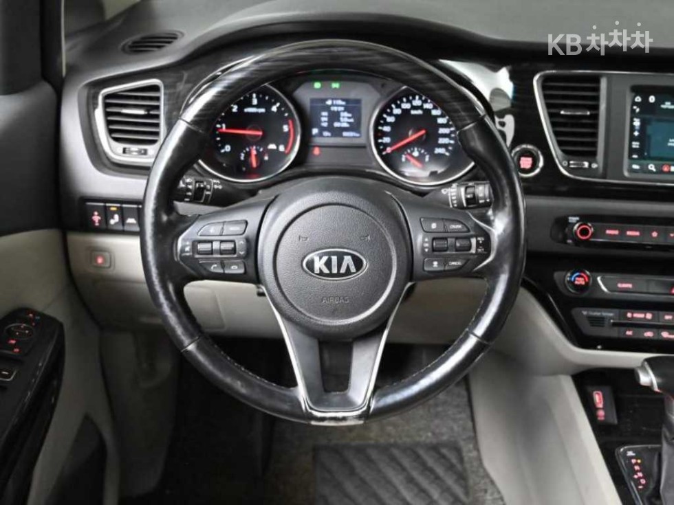 Kia Carnival — miniaturë 10