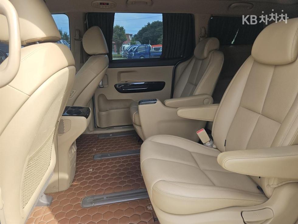 Kia Carnival — miniaturë 11