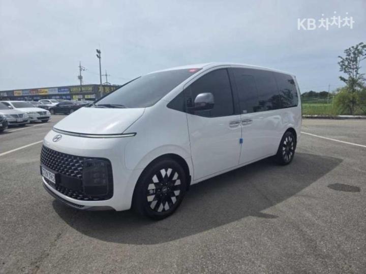 Hyundai Staria 2.2  lounge 9 awd  prestige — foto 1