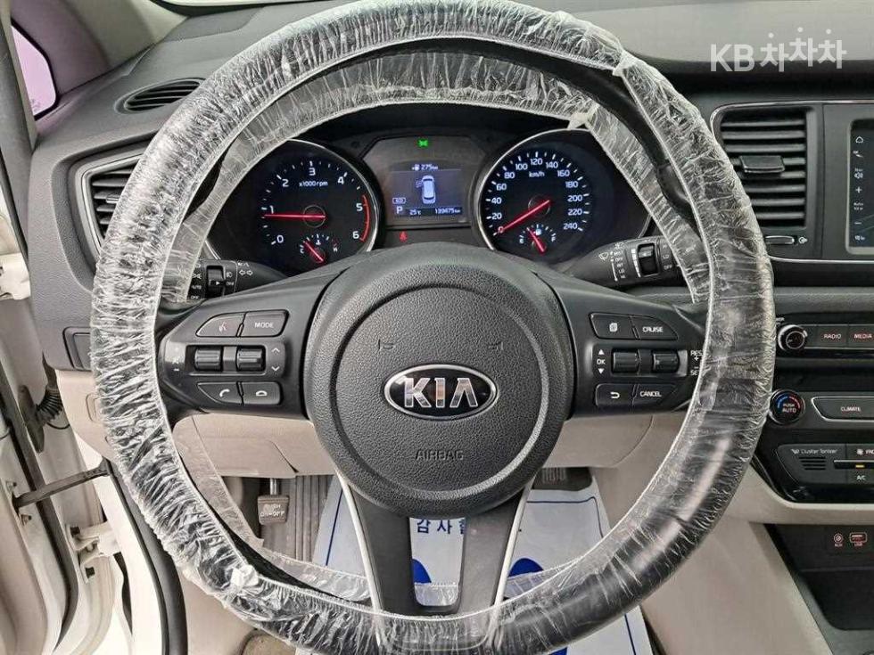 Kia Carnival — miniaturë 7