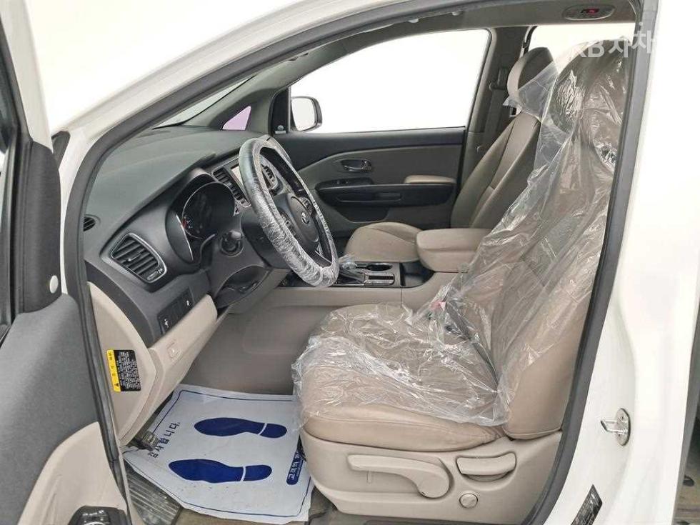Kia Carnival — miniaturë 11