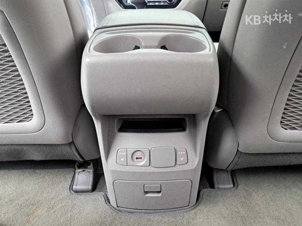 Kia Carnival — miniaturë 16