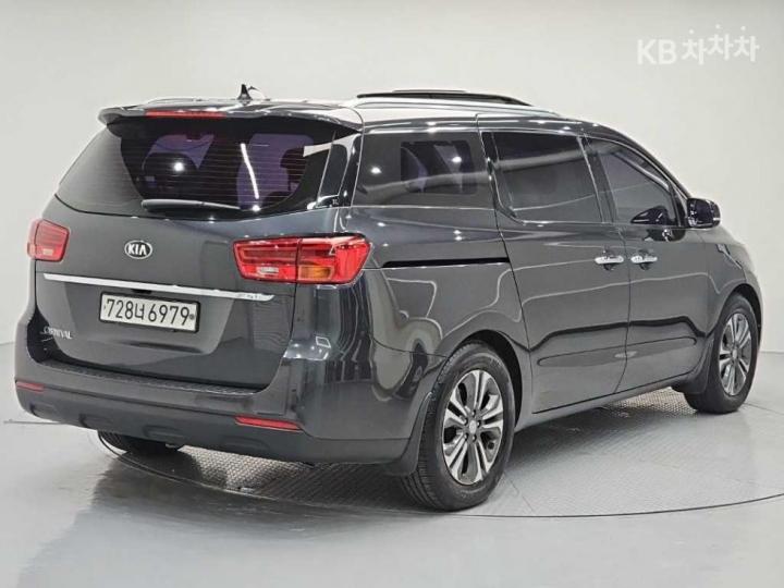 Kia Carnival — miniaturë 4