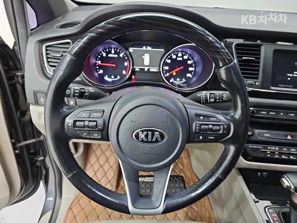 Kia Carnival — miniaturë 9