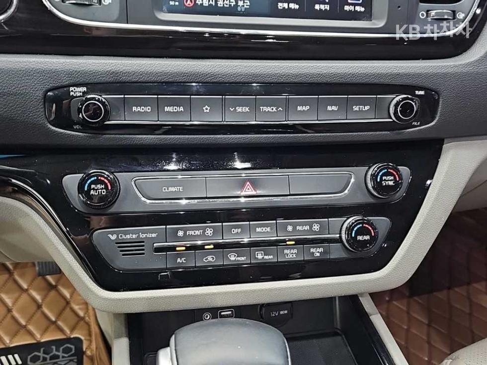 Kia Carnival — miniaturë 10