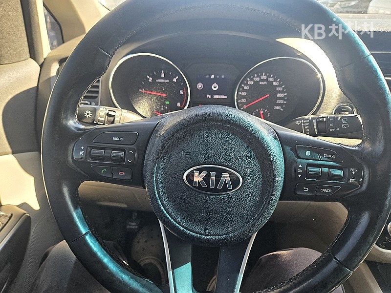 Kia Carnival — miniaturë 10