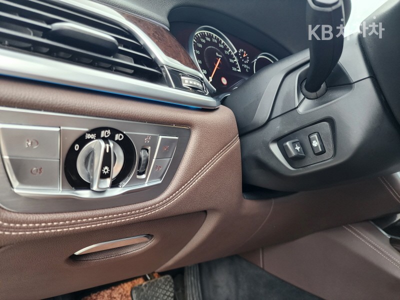 BMW 7er — miniaturë 8