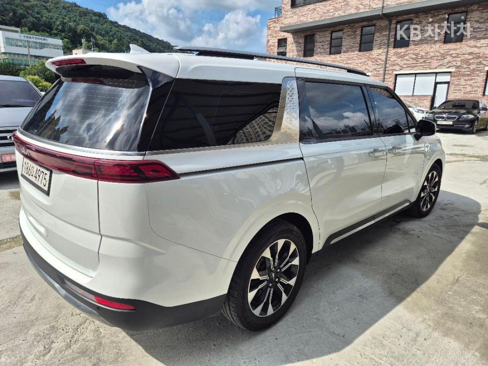 Kia Carnival — miniaturë 4