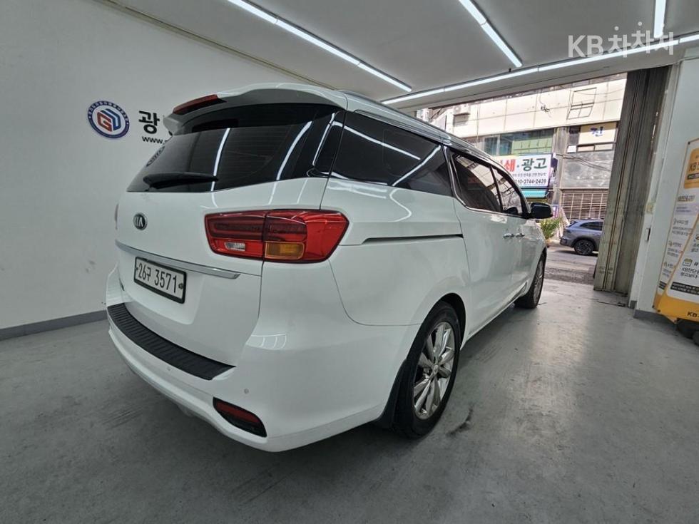 Kia Carnival — miniaturë 4