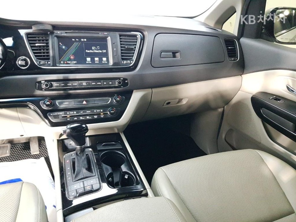 Kia Carnival — miniaturë 10