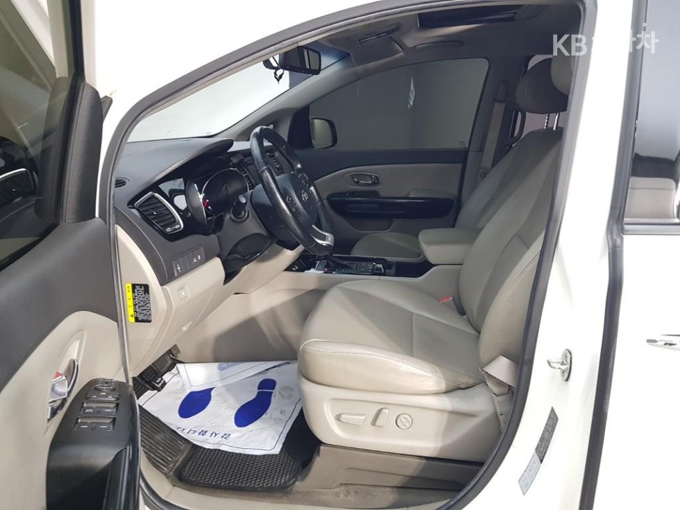 Kia Carnival — miniaturë 11