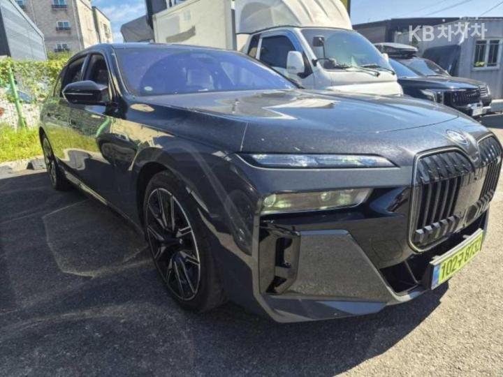 BMW i7 M70 xDrive M Performance — foto 1