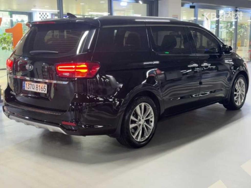 Kia Carnival — miniaturë 4