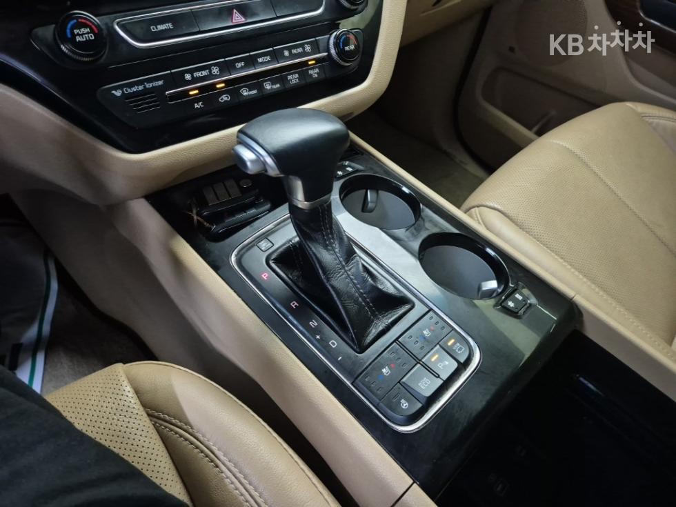 Kia Carnival — miniaturë 8