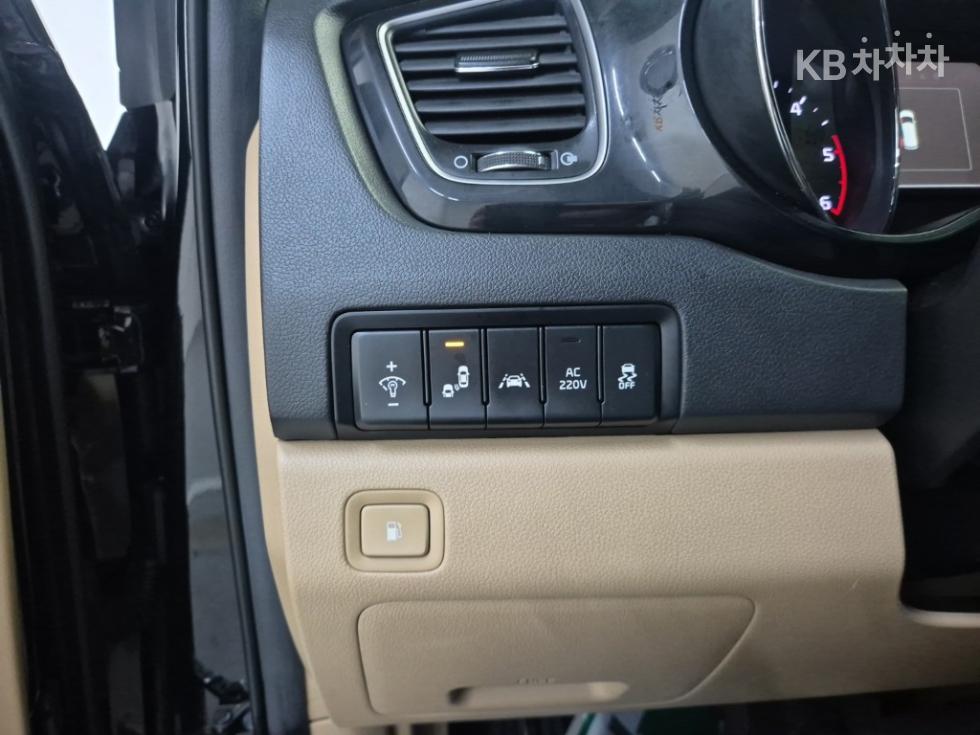 Kia Carnival — miniaturë 17