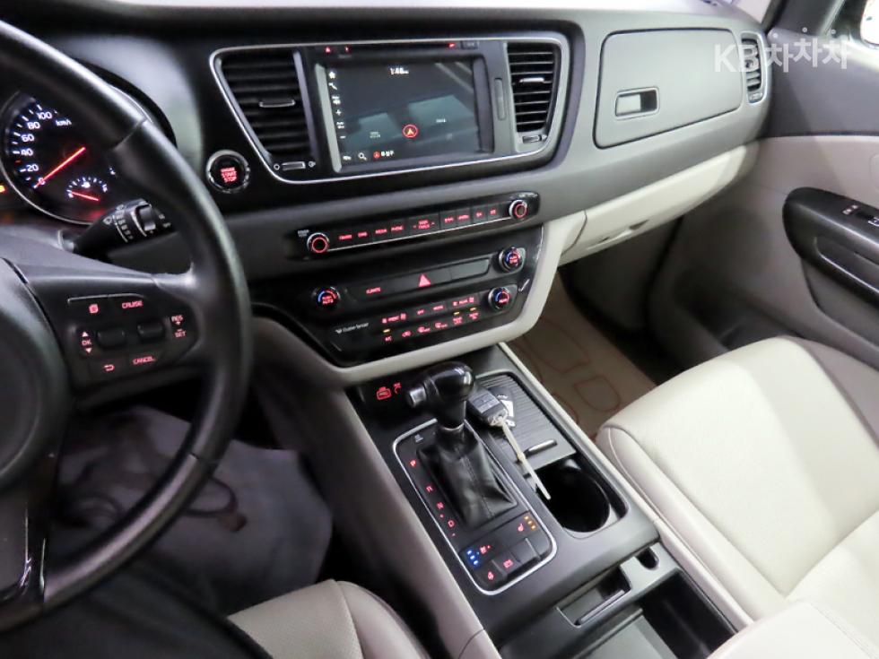 Kia Carnival — miniaturë 10